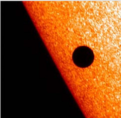 Planet Merkur vor der Sonne